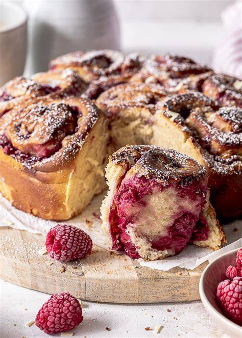 leckere Zimtschnecken mit Himbeeren und weißer Schokolade