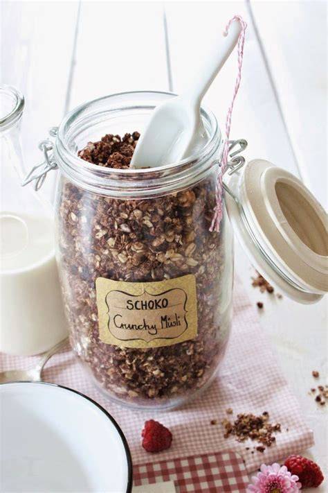 leckeres selbstgemachtes Schoko Müsli in einem Glas mit Band verziert