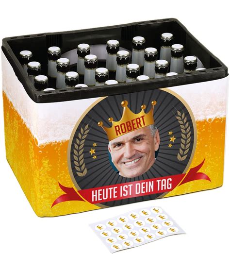 leerer Bierkasten mit aufbewahrten Kronkorken