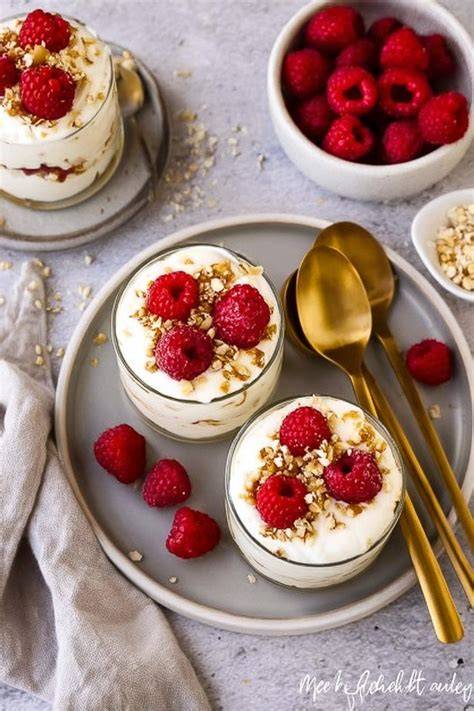 leichte Joghurt-Mousse auf Mürbeteigboden