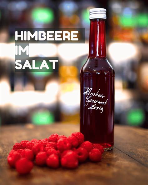 leuchtend roter Himbeeressig in Flasche