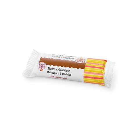 lila gefärbtes Marzipan zum Modellieren von Blumen und Figuren