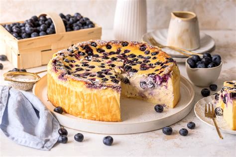 lila käsekuchen mit heidelbeeren nahaufnahme