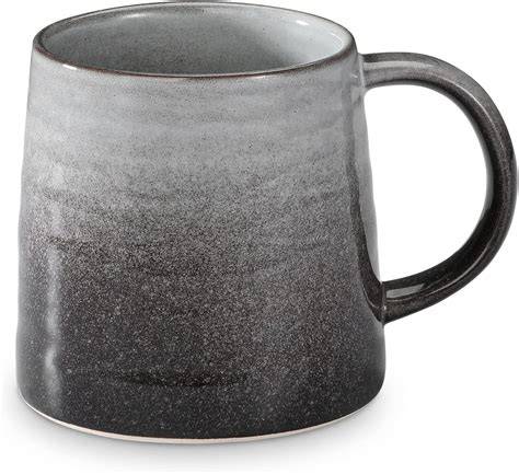 linie:a Tasse mit Henkel auf Tisch
