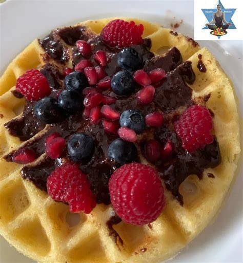 low carb waffeln mit schlagsahne und beeren dekoriert