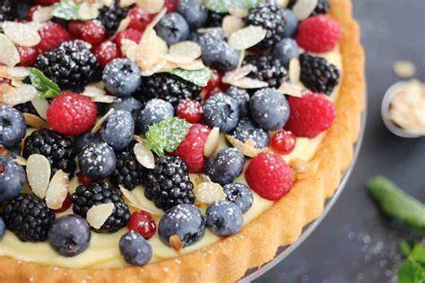 luftige obsttorte mit frischen beeren