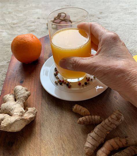 mandarinengelee mit dekorativen scheiben im glas, kurkuma und ingwer