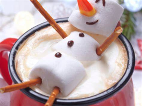 marshmallow schneemann auf tasse heiße schokolade