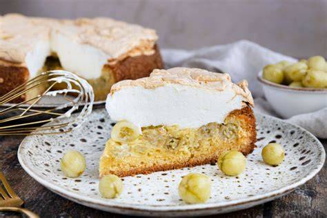 marzipangitter auf stachelbeerkuchen, nahaufnahme beim aufspritzen