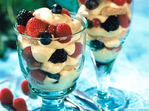 mascarpone creme im schokobecher mit beeren