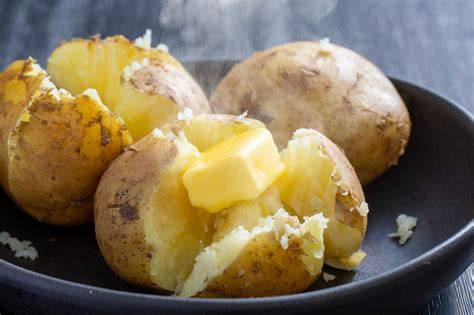 mehligkochende Kartoffeln auf einer Holzfläche