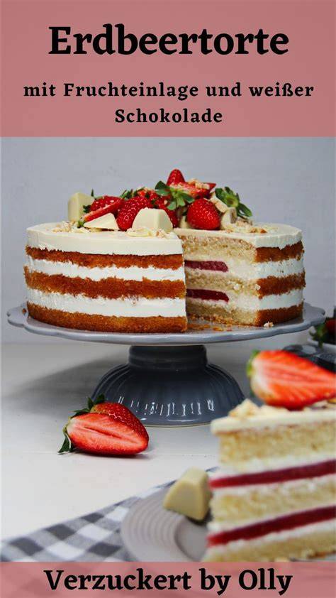 mehrschichtige Torte im Anschnitt, mit Creme und Fruchteinlage