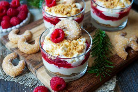 mehrschichtiges dessert fuer gaeste