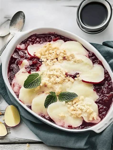 milchreis-kuchen und milchreis-auflauf mit Früchten und Mandeln