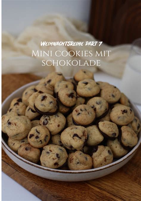 mini-cookies auf blech neben kleinem weckglas