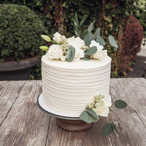 minimalistische Hochzeitstorte mit grünen Akzenten