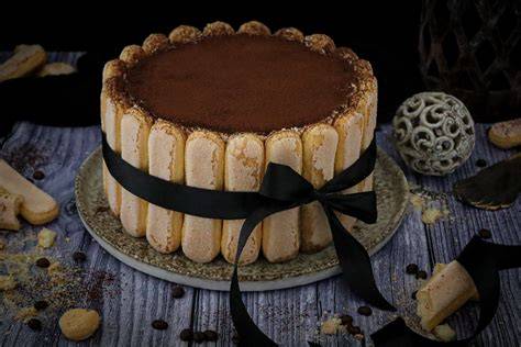 mit Amaretto getränkter Boden und dekorierte Cappuccino-Torte