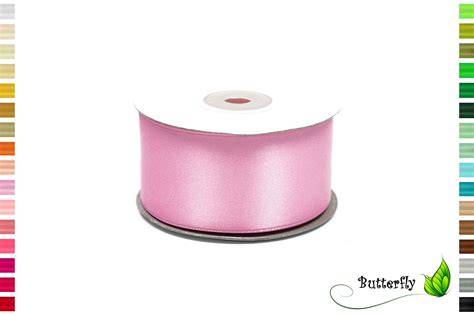 mit Satinband und essbarer Deko verzierte Cakeboards