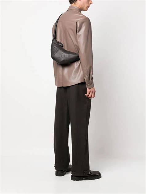 model trägt croissant tasche crossbody in stadt