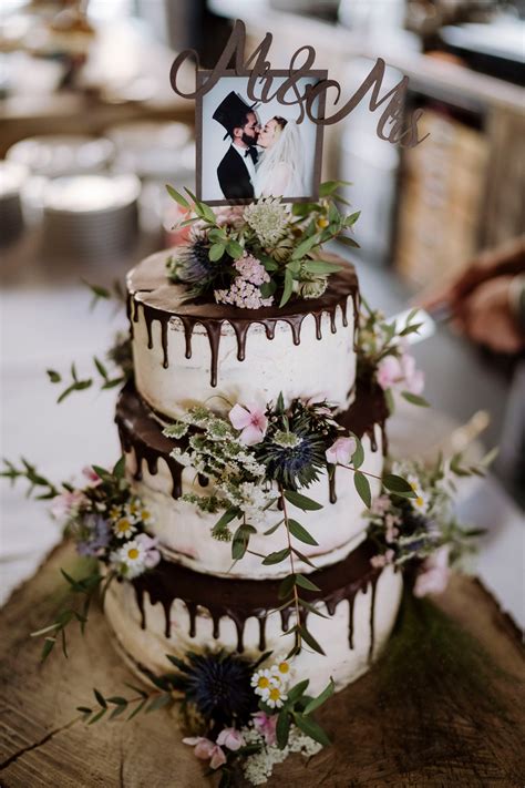 moderne Hochzeitstorte mit Schokoladendeko