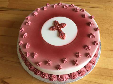 moderne Konfirmationstorte mit Kreuz aus Streuseln und Buttercreme