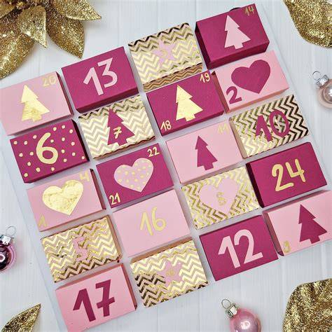 nahaufnahme einer pralinenauswahl aus adventskalender