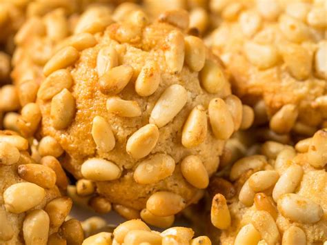 nahaufnahme italienische pignoli plätzchen mit pinienkernen