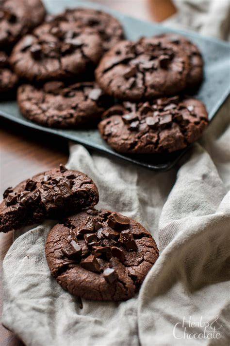 nahaufnahme schoko-cookies mit erdnussbutterfüllung, gebrochen, cremiger kern, schokodrops