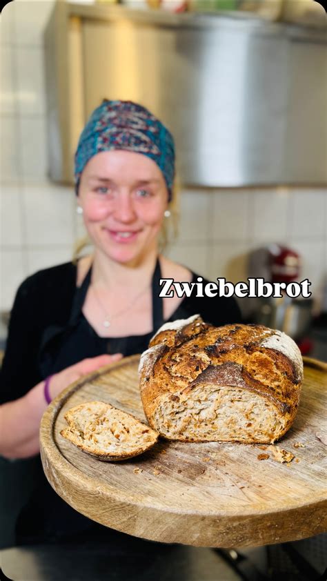 nahaufnahme teigfuellen und backen bei 150 grad