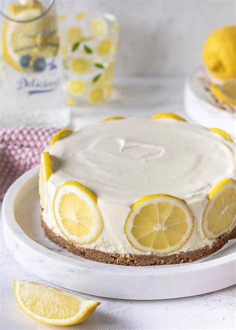 no-bake zitronen cheesecake auf blech, keksboden, zitronenscheiben, sommerlich