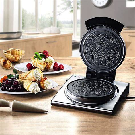 norwegisches Krumkake-Waffeleisen und fertige Krumkaker