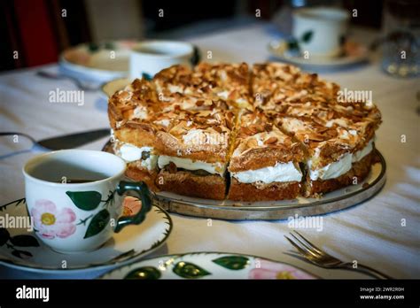 nostalgische Kaffeetafel mit Nougatkuchen
