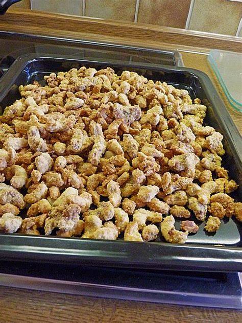 nuesse mit karamellisiertem puderzucker in pfanne
