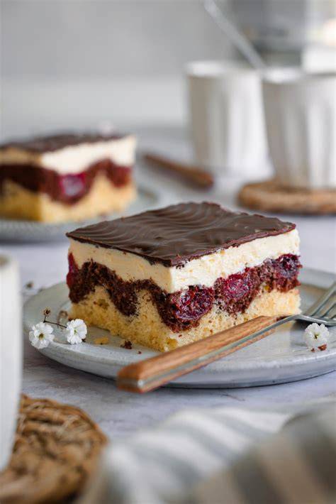 omas blechkuchen auf kaffeetisch