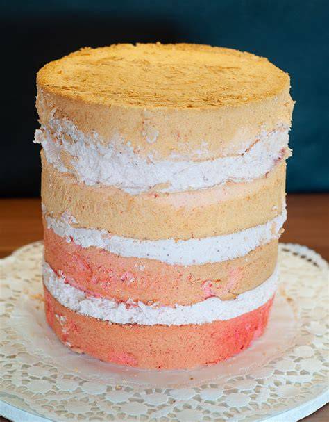 ombré-torte: vier biskuitboeden in rosa-abstufungen, smoothing mit teigkarte