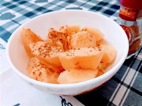 orangenzesten und gekochte orangenstücke im topf