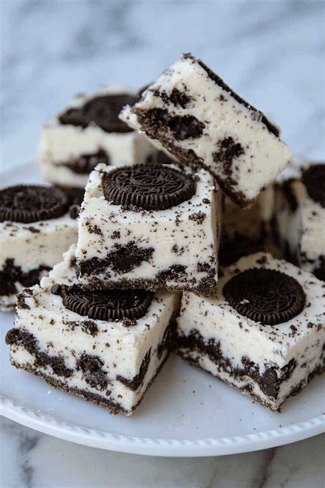 oreo fudge würfel auf teller neben milchglas