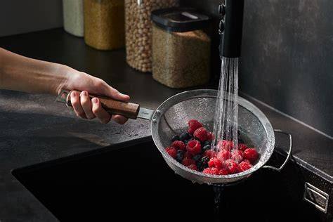 passieren-der-beeren-mit-sieb