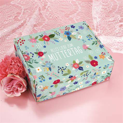 pastell-geschenkbox-mit-blumenmotiv