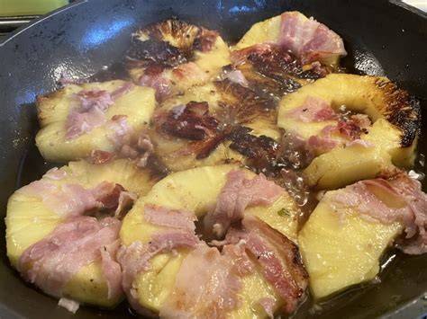 pfanne mit bacon und ahornsirup