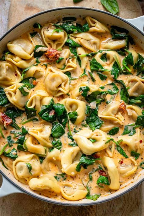 pfanne mit cremiger Trüffelsauce und Tortellini
