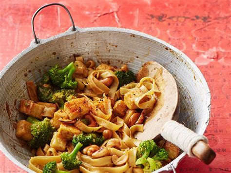 pfanne mit gebrannten cashewkernen, schritt-für-schritt