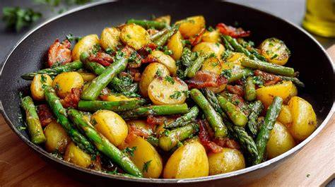 pfanne mit gebratenem spargel und knoblauch