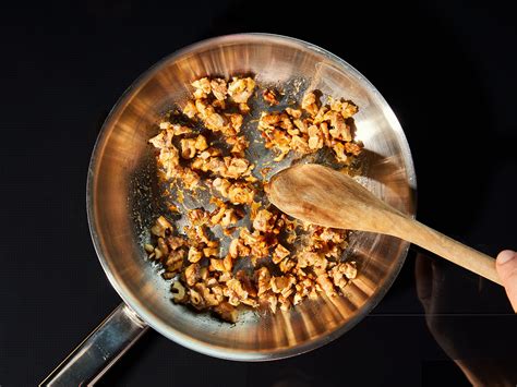 pfanne mit karamellisiertem zucker und walnusskernen