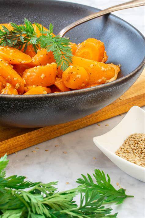 pfanne mit karamellisierten möhren und sesam