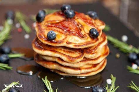 pfannkuchen-mit-bacon-blaubeeren-ahornsirup
