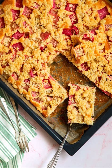 picknick-szene mit rhabarber-streuselkuchen-stücken vom blech
