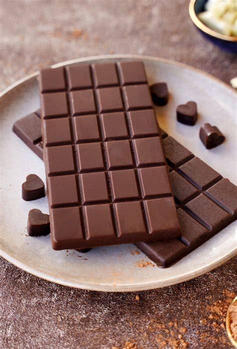 portion dunkler schokolade auf teller