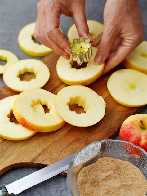 prozess: apfel entkernen, ringe schneiden, trocknen, mit schokolade überziehen