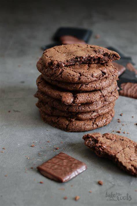 querschnitt eines double chocolate cookies mit geschmolzener after eight füllung